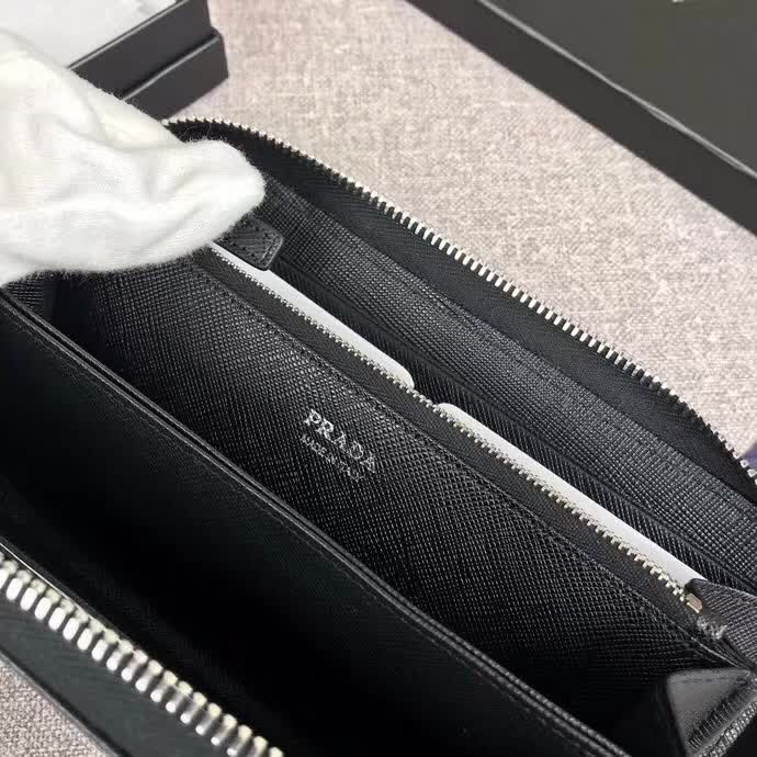【原版皮】普拉达/Prada 拉链钱夹,选用十字纹小牛皮裁制而成,绗缝特别的皮革徽标设计凸显个性,时尚炫酷,就是要你好看,款号:2ML317