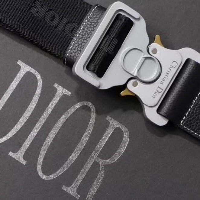 【原版皮】迪奥/Dior 马鞍包,选用颗粒纹小牛皮裁制而成,饰有Christian Dior带扣细节,彰显出自由与独特个性,看起来帅气又低调