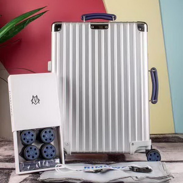 日默瓦/Rimowa 旅行箱,全铝镁合金,经典款的新版本,彩色皮质把手,购买就送透明套,4个轮子,2个手把,绑带,想怎么换就怎么换,永远是街头机场最靓的你
