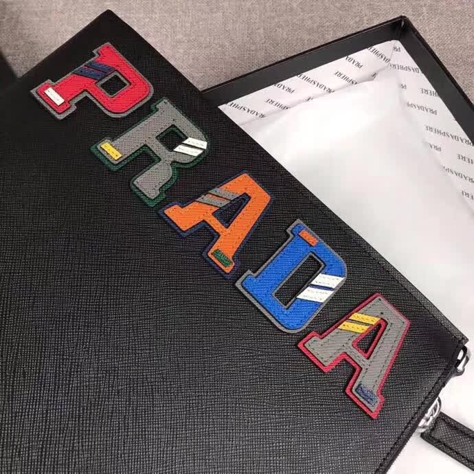 【原版皮】普拉达/Prada 男士手包,限量版,选用十字纹小牛皮裁制而成,绗缝特别的皮革徽标设计凸显个性,时尚炫酷,就是要你好看,款号:2NG001