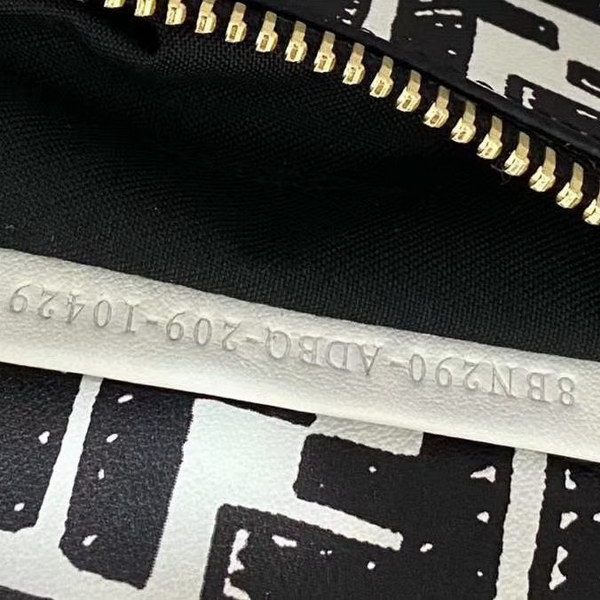 【原版皮】芬迪/Fendi 加州天空系列手Peekaboo手袋,白色皮革材质,以对比鲜明的黑色图形轮廓为特色,营造出二维效果,两侧则缀以经典的扭锁,内衬饰有黑色图形轮廓,构成FF图案,挂饰,字母肩带需另行购买,款号: 8306M