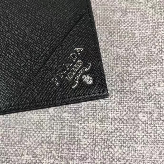 【原版皮】普拉达/Prada 短款钱夹,选用十字纹小牛皮裁制而成,边角点缀散字唛标识,经典之作,简单时尚,款号:2M0513