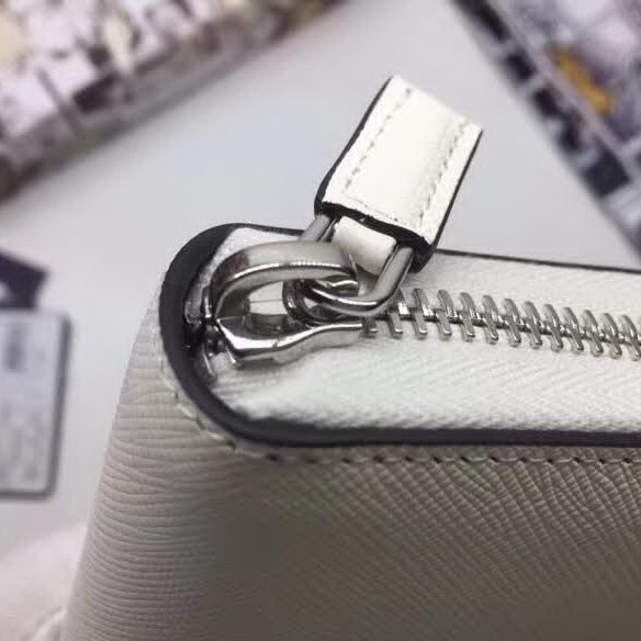 【原版皮】普拉达/Prada 拉链钱夹,选用十字纹牛皮裁制而成,饰以黑色经典丝印徽标,风格优雅简约,款号:2ML317