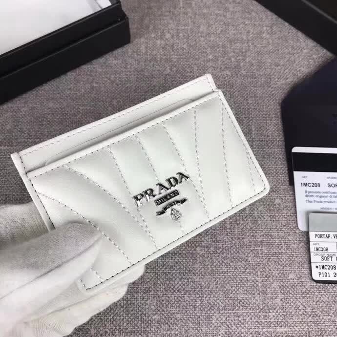 【原版皮】普拉达/Prada 卡夹，选用纳帕牛皮裁制而成，点缀散字唛徽标，精湛走线均匀整齐，款号：1MC208