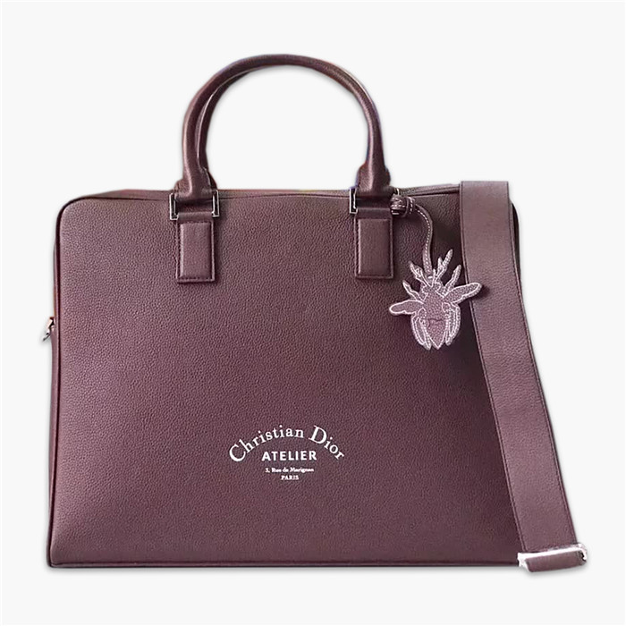 【原版皮】迪奥/Dior 男士公文包,选用粒面纹小牛皮裁制而成,采用传统工艺,是现代男士携带各类日常数据与文件的尚佳选择