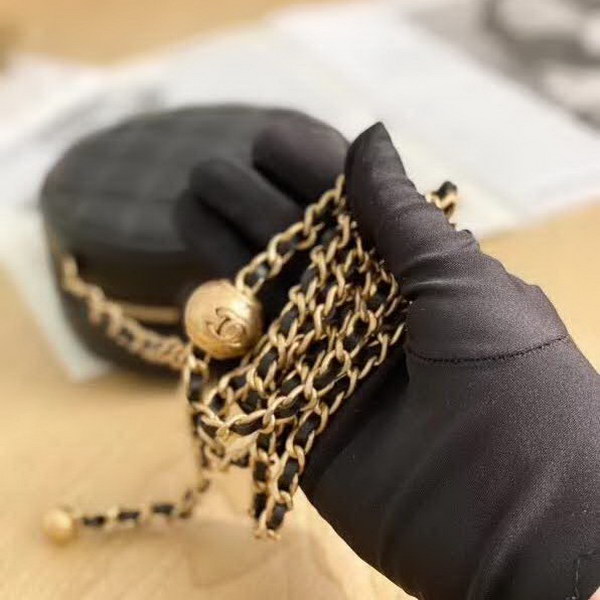 【原版皮】香奈儿/Chanel 金球系列小圆饼包,采用小羊皮精心裁制而成,柔软细腻搭配这季最火爆的链条,神奇的小金球能控制肩带长短,平时出门带的口红车钥匙纸巾都能放,款号:AS0366