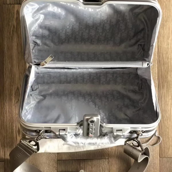 迪奥Dior X 日默瓦/RiMoWa 独家定制款化妆箱,汇集艺术,时尚与设计,领先时装周发售,体现精湛的手工匠艺和专业技术