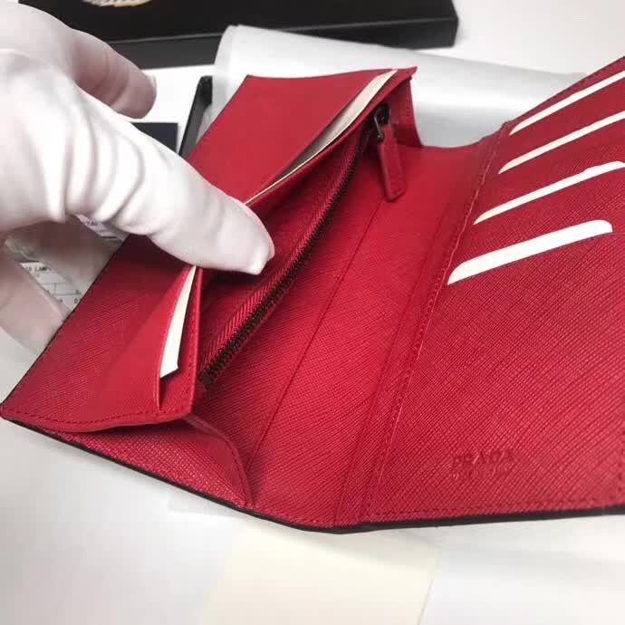 【原版皮】普拉达/Prada 西装钱夹，选用十字纹牛皮裁制而成，饰以菱形拼色，精湛走线均匀整齐，油边顺滑，款号：2MV836