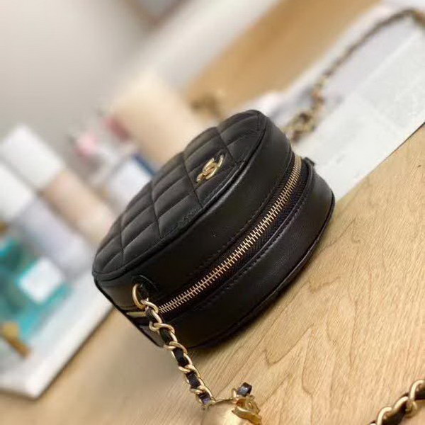 【原版皮】香奈儿/Chanel 金球系列小圆饼包,采用小羊皮精心裁制而成,柔软细腻搭配这季最火爆的链条,神奇的小金球能控制肩带长短,平时出门带的口红车钥匙纸巾都能放,款号:AS0366