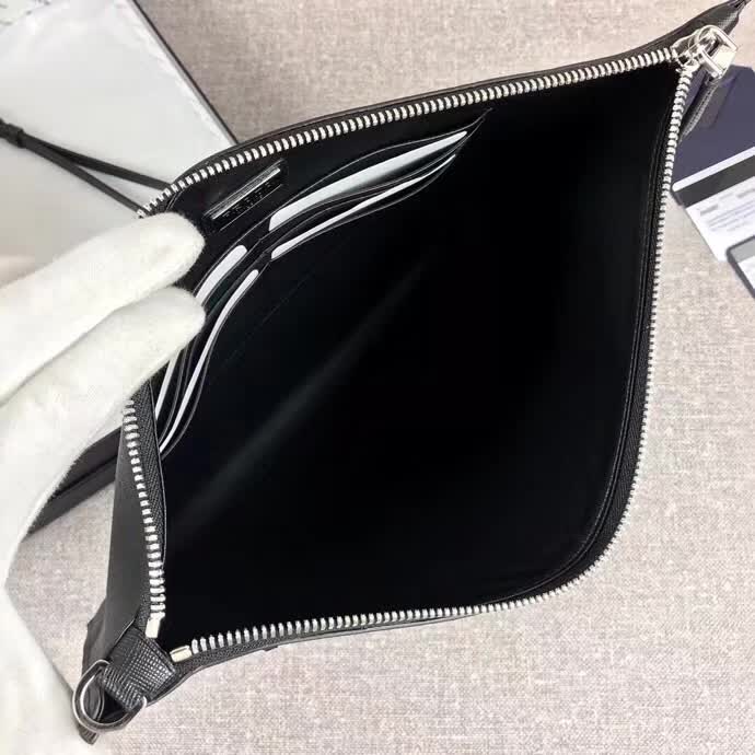 【原版皮】普拉达/Prada 男士手包,限量版,选用十字纹小牛皮裁制而成,绗缝特别的皮革徽标设计凸显个性,时尚炫酷,就是要你好看,款号:2NG001