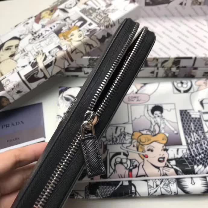 【原版皮】普拉达/Prada 拉链钱夹,选用十字纹小牛皮镶嵌彩带鳄鱼纹裁制而成,经典之作,简单时尚,款号:2ML317