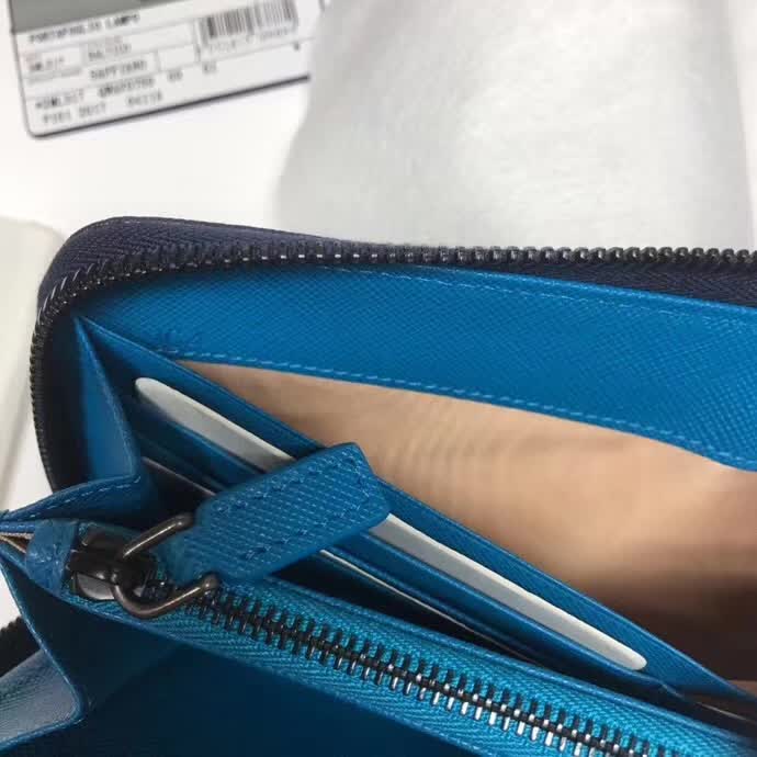 【原版皮】普拉达/Prada 拉链钱夹,选用十字纹牛皮裁制而成,饰以菱形拼色,精湛走线均匀整齐,油边顺滑,款号:2ML317