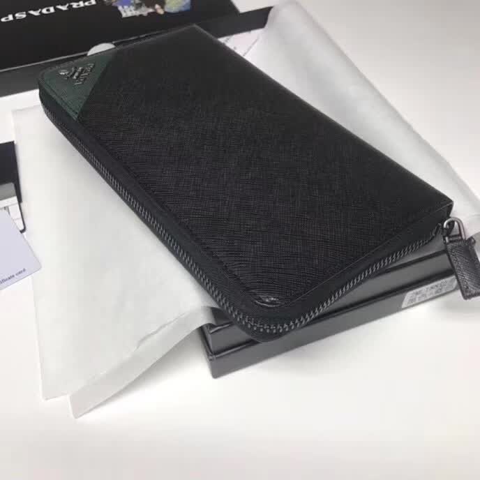 【原版皮】普拉达/Prada 拉链钱夹,选用十字纹小牛皮裁制而成,边角点缀三角散字徽标,经典之作,简单时尚,款号:2ML188