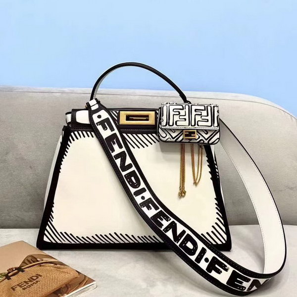 【原版皮】芬迪/Fendi 加州天空系列手Peekaboo手袋,白色皮革材质,以对比鲜明的黑色图形轮廓为特色,营造出二维效果,两侧则缀以经典的扭锁,内衬饰有黑色图形轮廓,构成FF图案,挂饰,字母肩带需另行购买,款号: 8306M