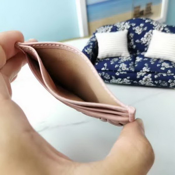 【原版皮】缪缪/Miu Miu 卡夹，采用小羊皮材质精心裁制而成，Matelasse花纹图案，内里标识烫字，Moire和皮革衬里，款号：5MC076