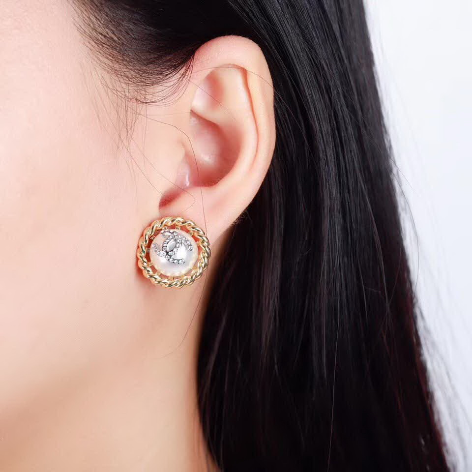 20秋季最新专柜款-Chanel麻花珍珠耳钉，非常受欢迎又百搭的一款！手工镶嵌施华洛水钻，气质优雅选它准没错