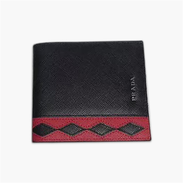 【原版皮】普拉达/Prada 短款钱夹,选用十字纹牛皮裁制而成,饰以菱形拼色,精湛走线均匀整齐,油边顺滑,款号:2M0513