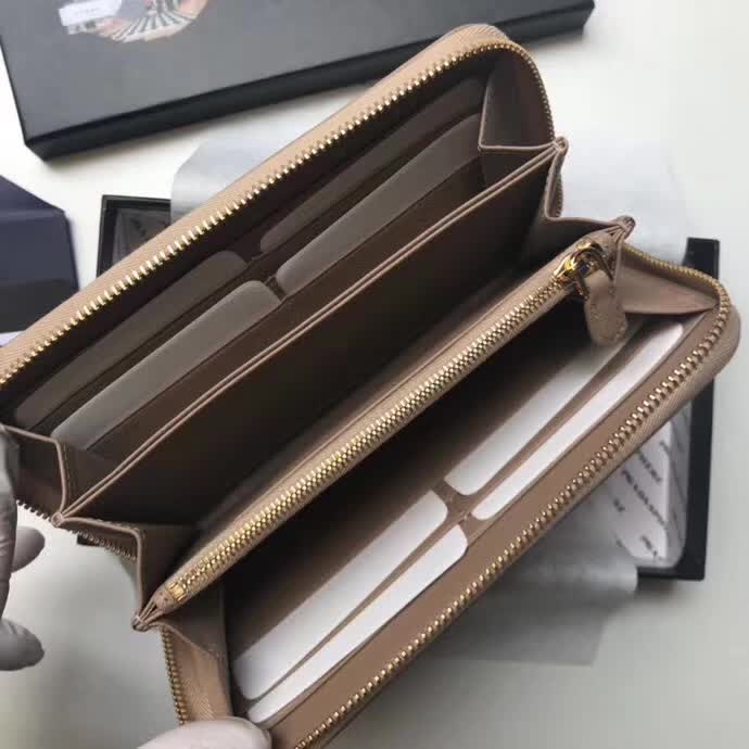 【原版皮】普拉达/Prada 拉链钱夹,选用十字纹小牛皮裁制而成,正面点缀金色散字徽标,尽显高档时尚,低调而又奢华,款号:1ML506
