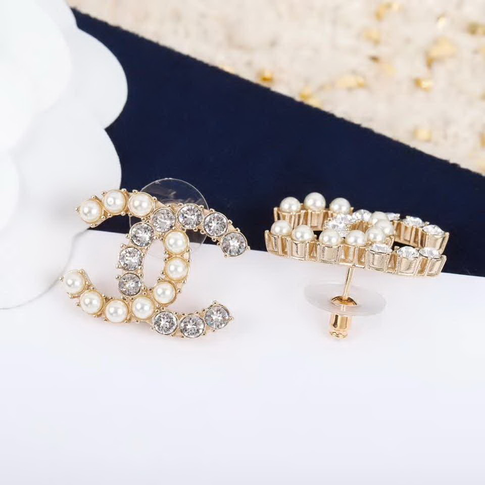 20秋季最新专柜款-Chanel经典款珍珠耳钉，细节满满的一款，以及背面五金的细腻，完美