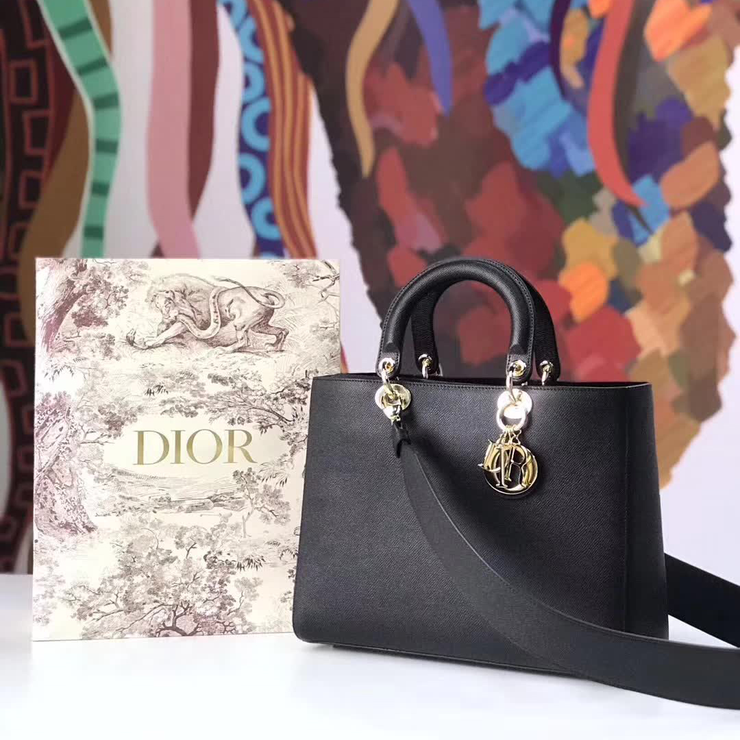【原版皮】迪奥/Dior 手提包,选用手掌纹小牛皮裁制而成,缀以品牌标识吊坠,搭配宽肩带更有特色,简约时尚