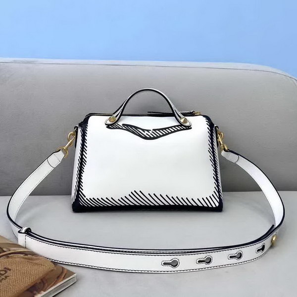 【原版皮】芬迪/Fendi 加州天空系列手提波士顿包,以撞色黑色图形轮廓,营造二维效果,白色皮革进口原料制作,单拉链轻松开,内部宽敞,配有提手和可调节肩带,斜挎手提皆,挂饰,字母肩带需另行购买,款号: 2580