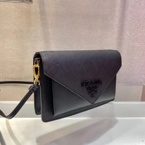 【原版皮】普拉达/Prada 肩背包,诠释精致的极简主义设计格调,一枚金属徽标点缀其上,昭示品牌身份,可拆卸可调式皮革肩带,又可当手包,内配可拆卸镜子,款号: 1BP020