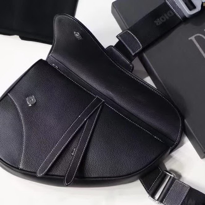 【原版皮】迪奥/Dior 马鞍包,选用颗粒纹小牛皮裁制而成,饰有Christian Dior带扣细节,彰显出自由与独特个性,看起来帅气又低调