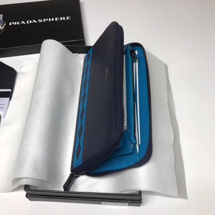 【原版皮】普拉达/Prada 拉链钱夹,选用十字纹牛皮裁制而成,饰以菱形拼色,精湛走线均匀整齐,油边顺滑,款号:2ML317