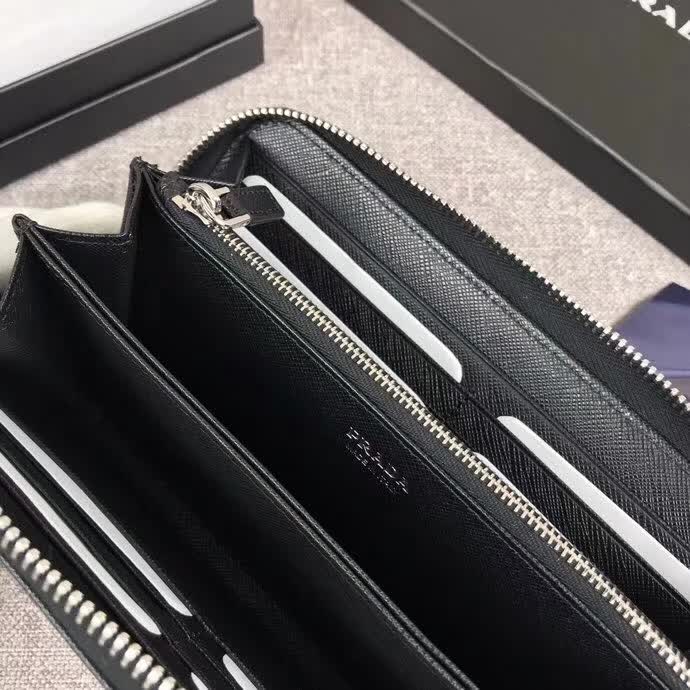 【原版皮】普拉达/Prada 拉链钱夹,选用十字纹小牛皮裁制而成,绗缝特别的皮革徽标设计凸显个性,时尚炫酷,就是要你好看,款号:2ML317