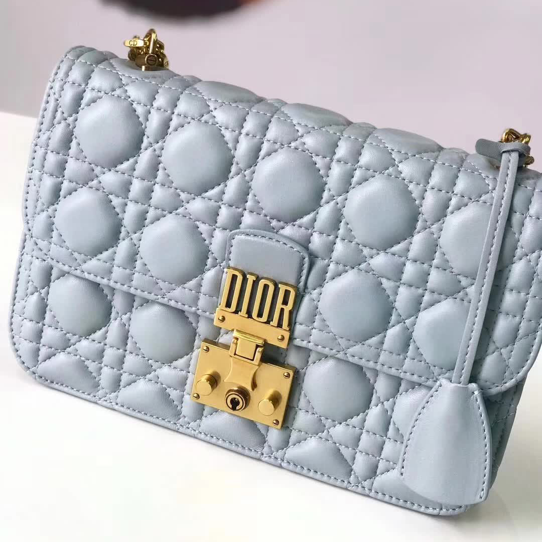 【原版皮】迪奥/Dior 链条包,选用小羊皮绗缝藤格纹,饰以精致又摩登复古品牌标识锁扣,很有年代感,搭配链条肩带,真是perfect