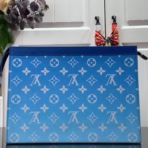 【原版皮】路易威登/LV pochette voyage手袋,以云朵主题焕新手袋设计,再令缥缈如云的品牌标识浮现于Monogram帆布背景,口袋和卡位实现有序收纳,款号:M45480