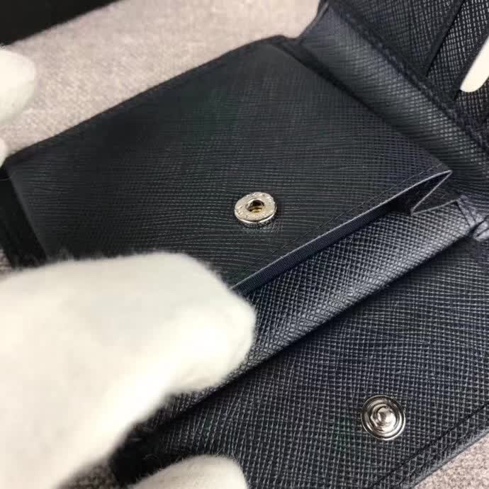 【原版皮】普拉达/Prada 短款钱夹,选用十字纹小牛皮裁制而成,边角点缀散字唛徽标,经典之作,简单时尚,款号:2M0738