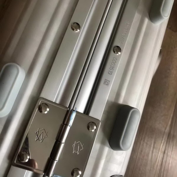 迪奥Dior X 日默瓦/RiMoWa 独家定制款化妆箱,汇集艺术,时尚与设计,领先时装周发售,体现精湛的手工匠艺和专业技术