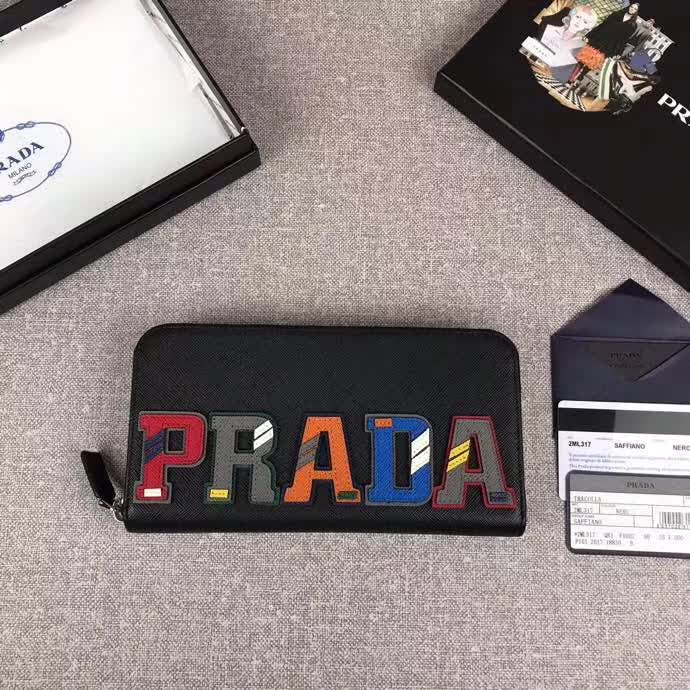 【原版皮】普拉达/Prada 拉链钱夹,选用十字纹小牛皮裁制而成,绗缝特别的皮革徽标设计凸显个性,时尚炫酷,就是要你好看,款号:2ML317