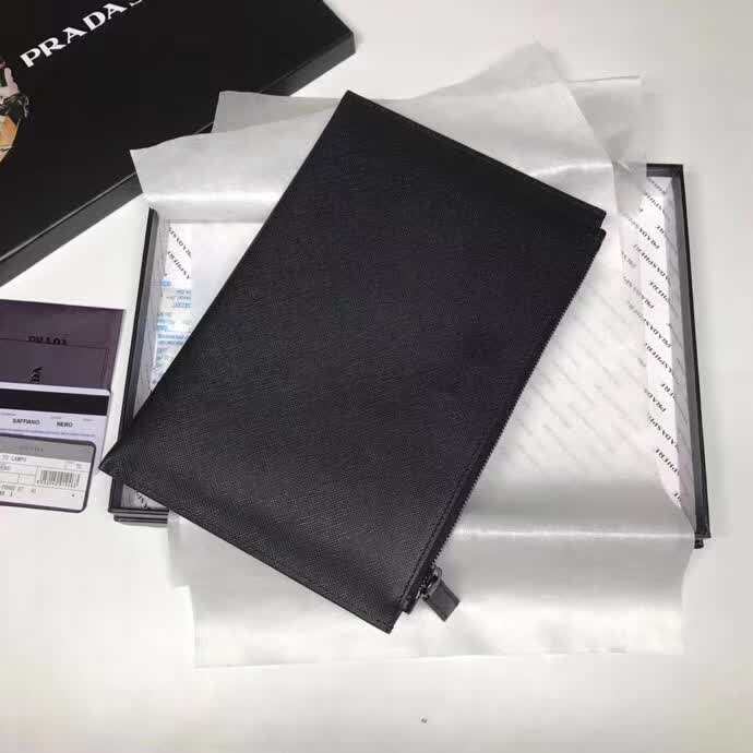 【原版皮】普拉达/Prada 男士手包,选用十字纹小牛皮裁制而成,正面点缀品牌三角散字徽标,款号:2NG05V