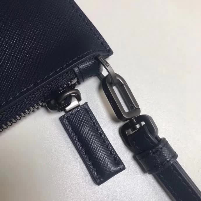 【原版皮】普拉达/Prada 男士手包,选用十字纹小牛皮裁制而成,边角点缀同色小公仔徽标,尽显高档时尚,低调而又奢华,款号:2NG005