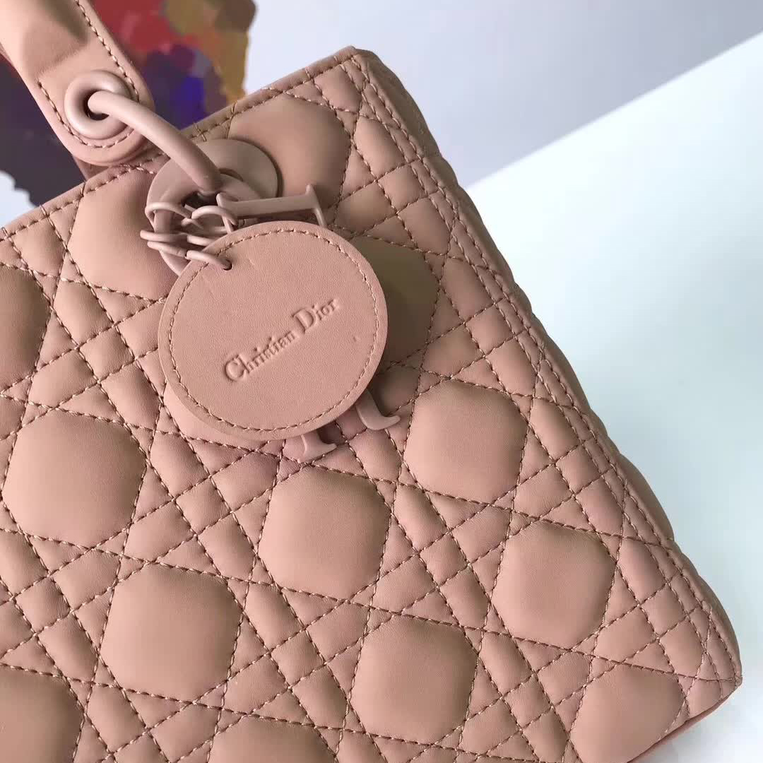 【原版皮】迪奥/Dior 戴妃包,磨砂系列,选用小牛皮绗缝藤格纹,饰有 Ultra matte 饰面金属配饰