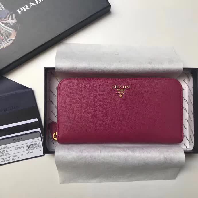 【原版皮】普拉达/Prada 拉链钱夹,选用十字纹小牛皮裁制而成,正面点缀金色散字徽标,尽显高档时尚,低调而又奢华,款号:1ML506