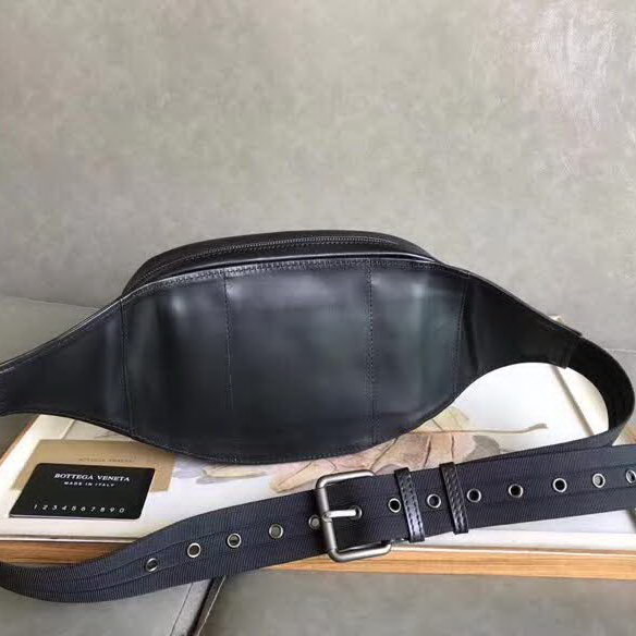 【原版皮】葆蝶家/Bottega Veneta 胸包,经典爆款,选用高光胎牛皮裁制而成,搭配哑锖色五金,所有材料都精挑细选