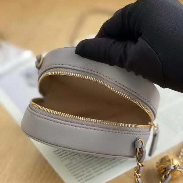 【原版皮】香奈儿/Chanel 金球系列小圆饼包,采用小羊皮精心裁制而成,柔软细腻搭配这季最火爆的链条,神奇的小金球能控制肩带长短,平时出门带的口红车钥匙纸巾都能放,款号:AS0366