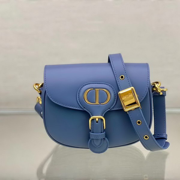 【原版皮】迪奥/Dior bobby 手袋,复古CD logo,硬挺的包身,五金做旧增加了复古感,不易磨损,采用光面牛皮革精心制作,饰以复古金色五金配件提升格调,柔软而富有质感,点缀有军装风格搭扣,款号:M9317