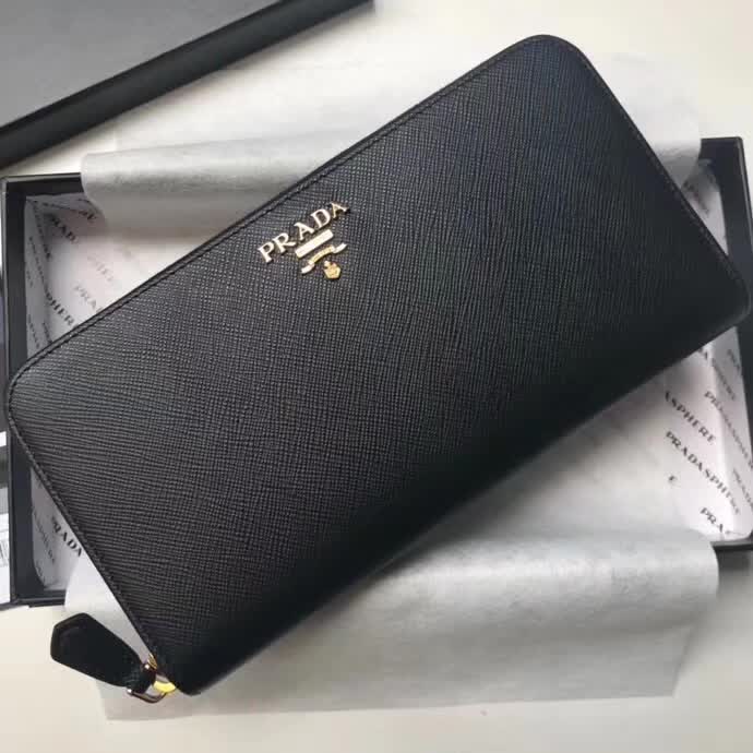 【原版皮】普拉达/Prada 拉链钱夹,选用十字纹小牛皮裁制而成,正面点缀金色散字徽标,尽显高档时尚,低调而又奢华,款号:1ML506
