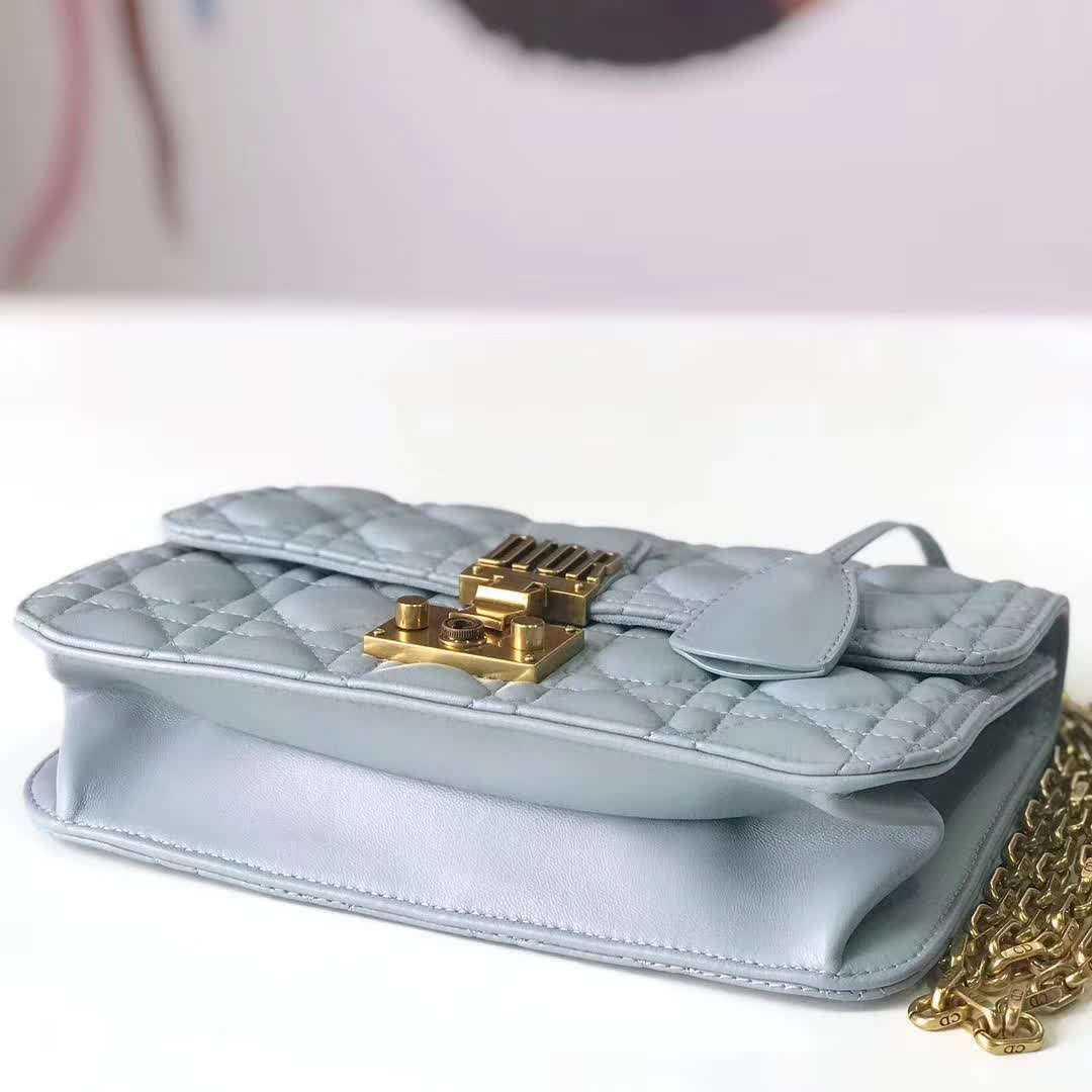 【原版皮】迪奥/Dior 链条包,选用小羊皮绗缝藤格纹,饰以精致又摩登复古品牌标识锁扣,很有年代感,搭配链条肩带,真是perfect