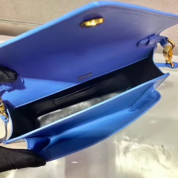 【原版皮】普拉达/Prada 肩背包,诠释精致的极简主义设计格调,一枚金属徽标点缀其上,昭示品牌身份,可拆卸可调式皮革肩带,又可当手包,内配可拆卸镜子,款号: 1BP020