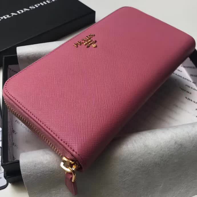 【原版皮】普拉达/Prada 拉链钱夹,选用十字纹小牛皮裁制而成,正面点缀金色散字徽标,尽显高档时尚,低调而又奢华,款号:1ML506