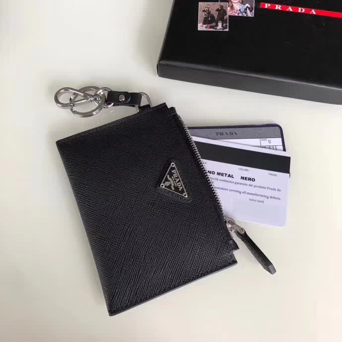 【原版皮】普拉达/Prada 钥匙包,车钥匙包,选用十字纹小牛皮裁制而成,男女通用款,最主要是可以挂在背包上,时尚前卫,款号:1TT080