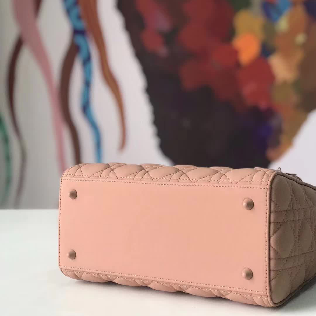 【原版皮】迪奥/Dior 戴妃包,磨砂系列,选用小牛皮绗缝藤格纹,饰有 Ultra matte 饰面金属配饰