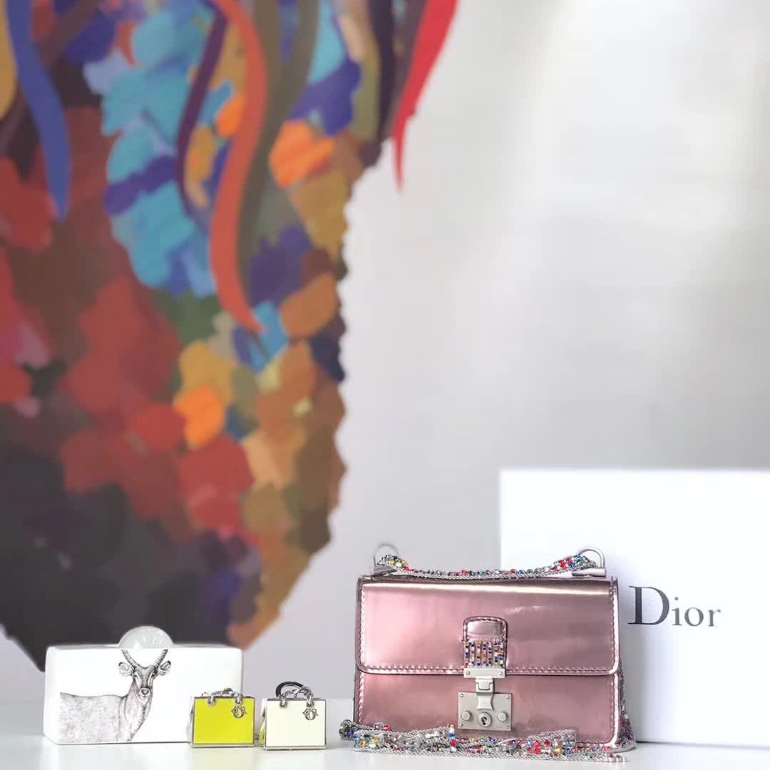 【原版皮】迪奥/Dior 链条包,选用光滑漆牛皮裁制而成,饰以点缀彩色钻粒的品牌标识字母锁扣,设计很特别,不容易撞款,链条缀满彩色钻粒,美得不要不要的,款号:5817