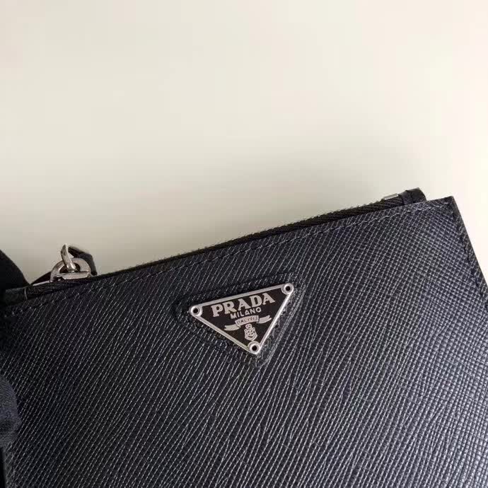 【原版皮】普拉达/Prada 钥匙包,车钥匙包,选用十字纹小牛皮裁制而成,男女通用款,最主要是可以挂在背包上,时尚前卫,款号:1TT080