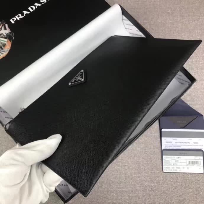 【原版皮】普拉达/Prada 男士手包,选用十字纹小牛皮裁制而成,正面点缀品牌三角徽标,款号:2NG005